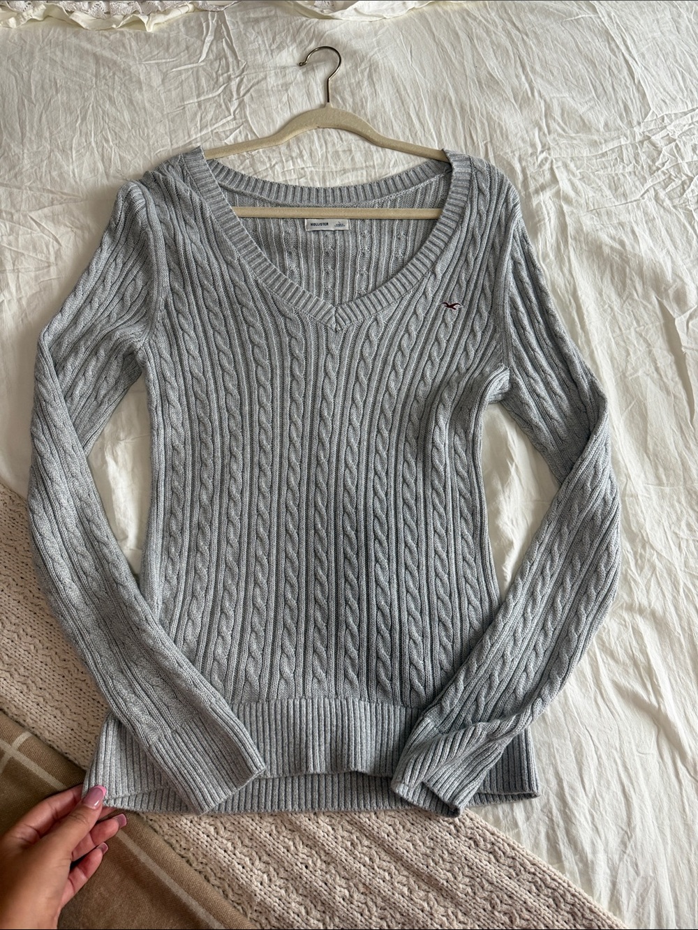Hollister Women's Light Gray Cable Knit V-Neck Sweater NWOT